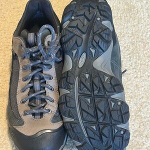 Keen Men's Black and Tan Athletic Shoes